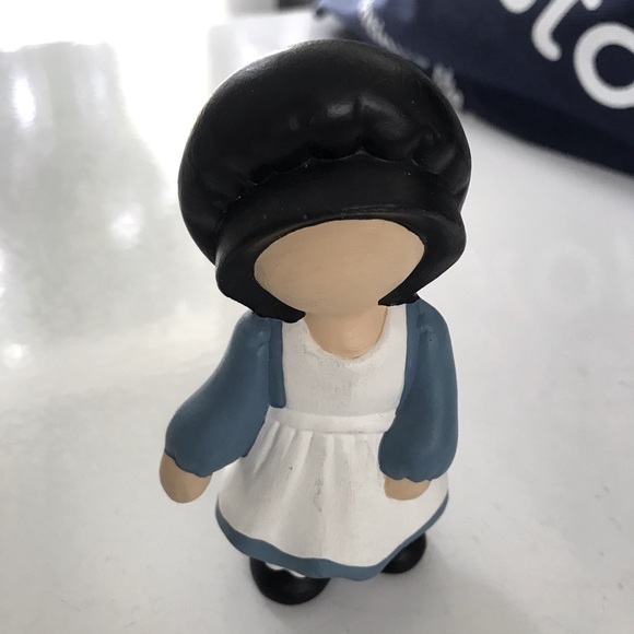 Little Girl Amish Figurine - Picture 1 of 4